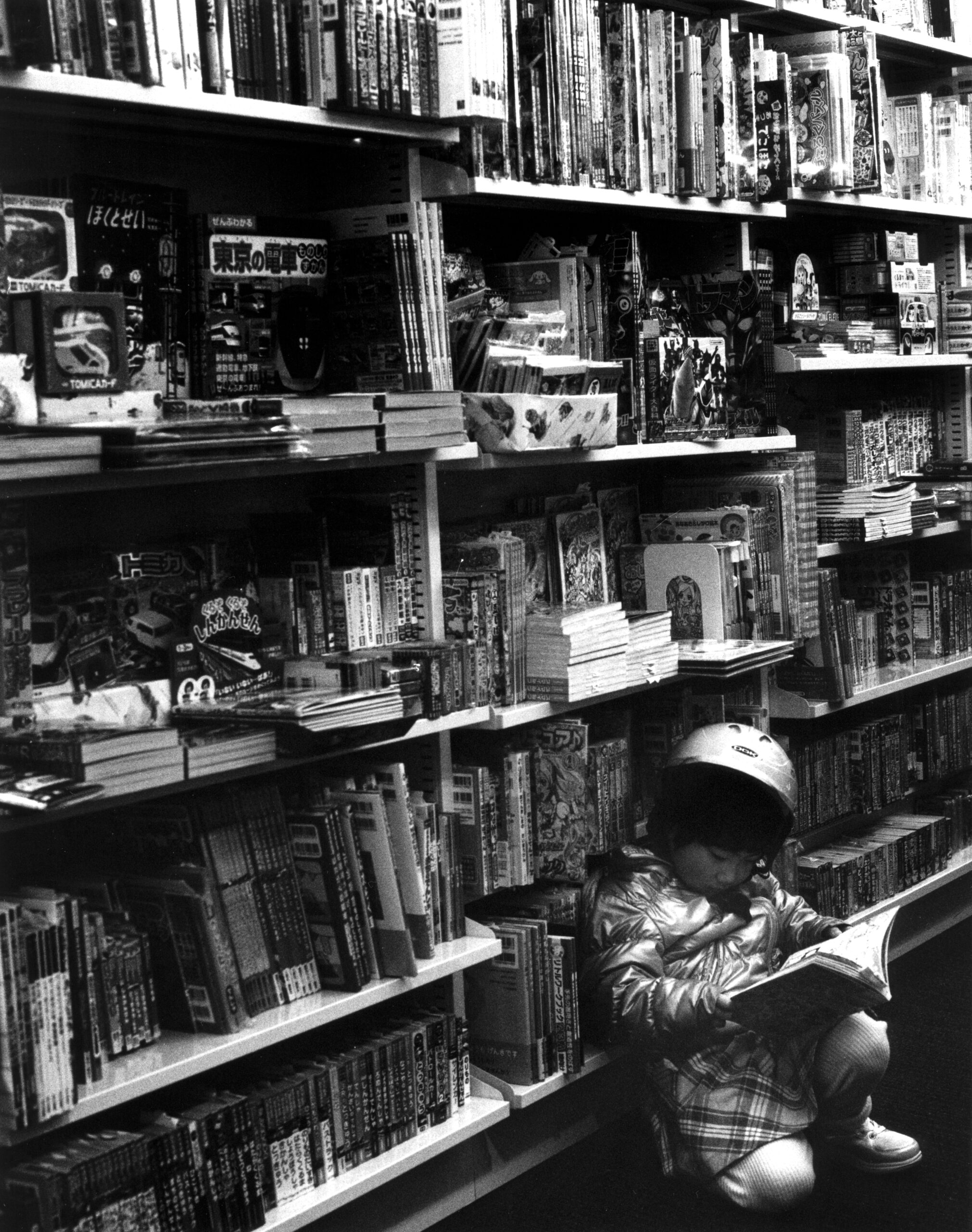 B&W photography by Thomas Beswick, Filmmaker based in Tokyo. Tokyo to Osaka Series 'safety reading'